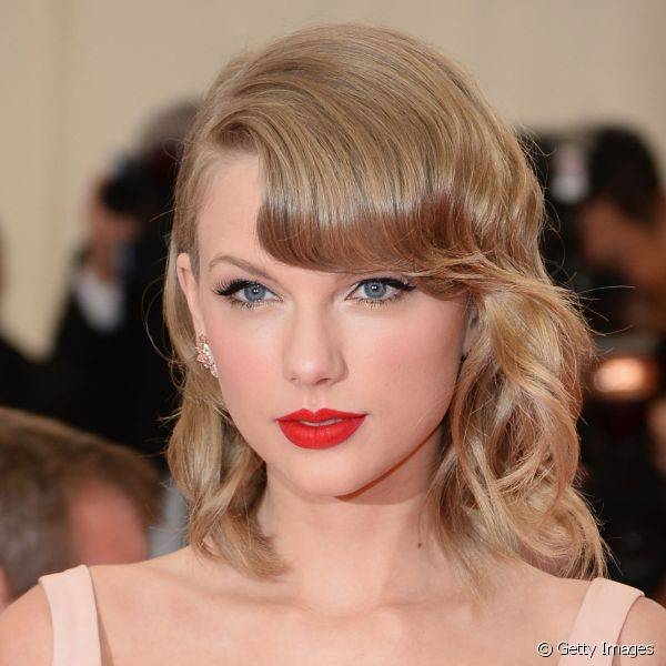Taylor Swift ama essa maquiagem e j? usou muitas varia??es do batom vermelho com delineado preto